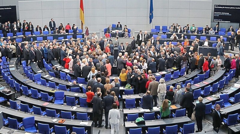 Der Bundestag hat am Donnerstagabend ein Gesetz beschlossen, das die Adoption bei Paaren ohne Trauschein neu regeln soll. (Symbolbild)