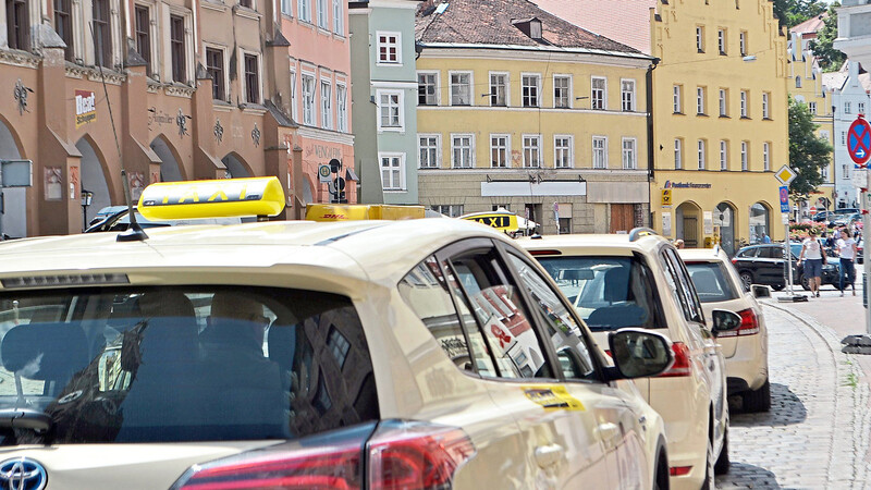 Tagsüber ist in Landshut jederzeit ein Taxi zu bekommen - nachts kommt es vor allem bei Großveranstaltungen zu Engpässen.