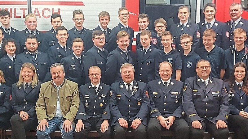 Die 27 Teilnehmer mit ihren Ausbildern, Feuerwehrführungskräften und Miltachs Bürgermeister Johann Aumeier