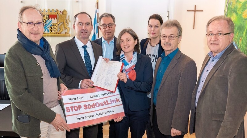 Die Gruppe aus Essenbach übergab die bisher gesammelten Unterschriften an den bayerischen Wirtschaftsminister Hubert Aiwanger.