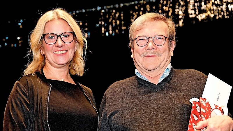 Bürgermeisterin Susanne Hoyer mit Wolfgang Klaus, dem Chef der ehrenamtlich tätigen Fahrradwerkstatt, der am Tag des Neujahrsempfangs seinen 70. Geburtstag hatte.