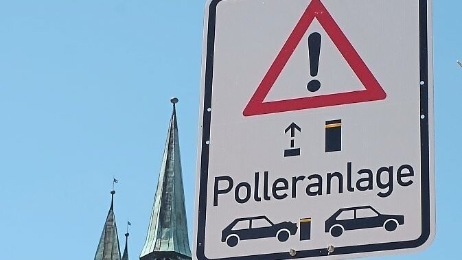 Am Ludwigsplatz in Straubing ist wieder einmal ein Auto gegen einen Poller gekracht. (Symbolbild)