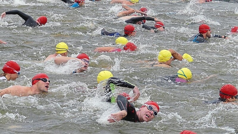 Für die Triathleten sehr fordernd, für die Zuschauer überaus spannend sind die Massenstarts im Drachensee.