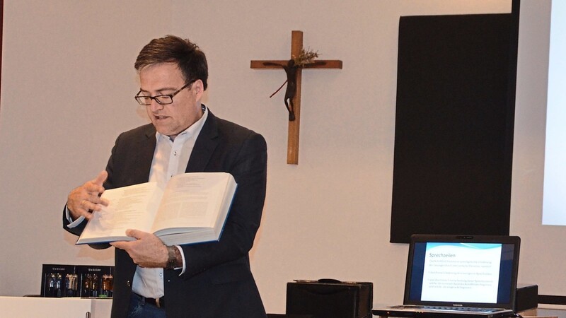 Anhand eines Exemplars der Regensburger Sonntagsbibel, erklärte Wolfgang Stöckl deren Bedeutung.
