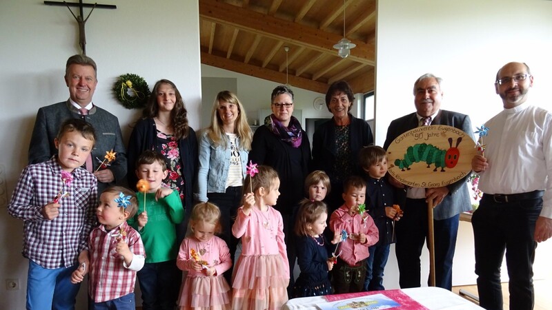 Über den Besuch der Kindergartenkinder mit Leiterin Marita Schuster (3.v.r) freute sich Bürgermeister Helmut Maier (l.), ebenso wie Pfarrer Fleischmann und Vereinsvorsitzender Georg Nirschl (v.r).