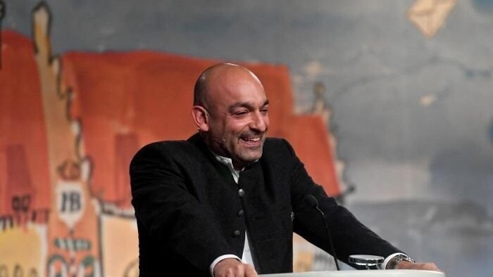 Der Kabarettist Django Asül hält beim Maibockanstich 2018 im Hofbräuhaus eine Rede. (Archivbild)