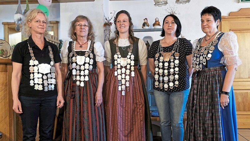 Die Vereinsköniginnen (v. l.): Liane Moser (Ohe-Schützen Schöllnach), Maria Steinbauer (Wildschütz Deggenau), Sandra Stoiber (Winkler-Schützen Lalling), Patricia Grübl (Retzbachschützen Taiding) und Anneliese Karl (Sonnenwald Schöllnach).