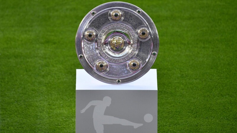 Ab Freitag, 13. August, beginnt die Jagd auf die Meisterschale in der Fußball Bundesliga wieder. Gelingt dem FC Bayern der zehnte Titel in Folge?