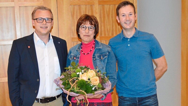 Renate Hecht ist nominiert für die Bürgermeisterwahl 2020. Links der Ortsvorsitzende Sebastian Meier, rechts SPD-Kreisvorsitzender Franz Kopp.