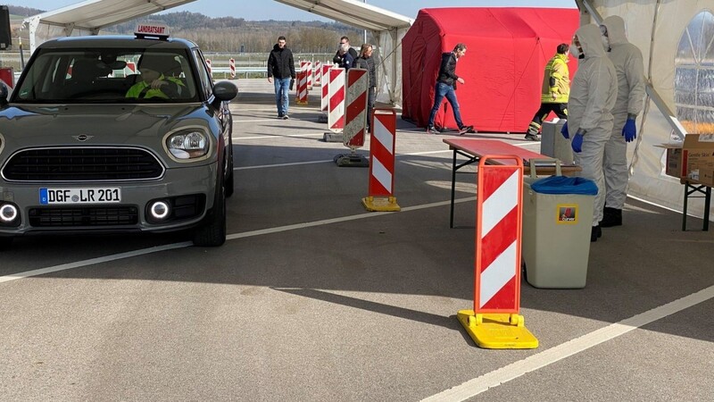 Seit Freitag betreibt das Landratsamt Dingolfing-Landau eine "Drive-Through"-Teststation auf dem Gelände des BMW Group Werks Dingolfing.