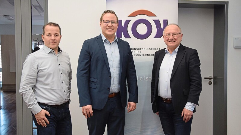 Geschäftsführer Christoph Diranko, neuer Aufsichtsratsvorsitzender der Kooperationsgesellschaft Ostbayerischer Versorgungsunternehmen (KOV) Robert Heider und sein Vorgänger Alois Wanninger (von links).