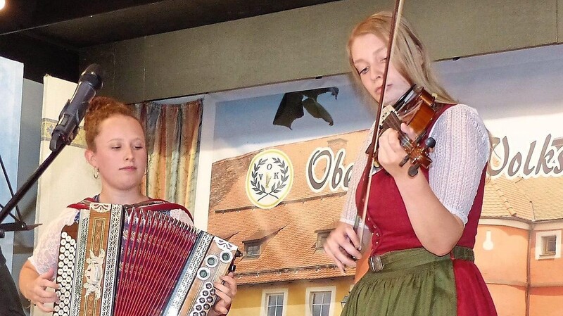 Susanne Hausladen (Steirische) und Laura Baumeister (Geige) von der Gruppe "Auftakt" lieben flotte Stückl und lustige Gangl.