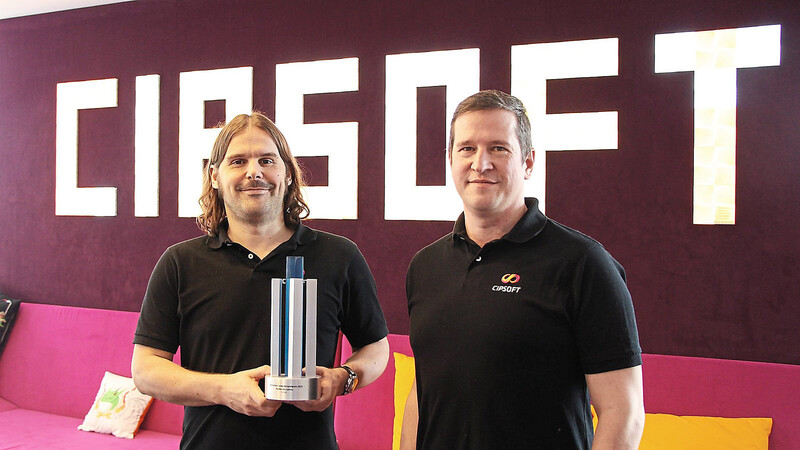 Stolze Preisträger des Deutschen Computerspielpreises 2022: Ulrich Schlott (l.) und Benjamin Zuckerer (r.), die zusammen mit Stephan Vogler die Geschäfte von Cipsoft leiten.