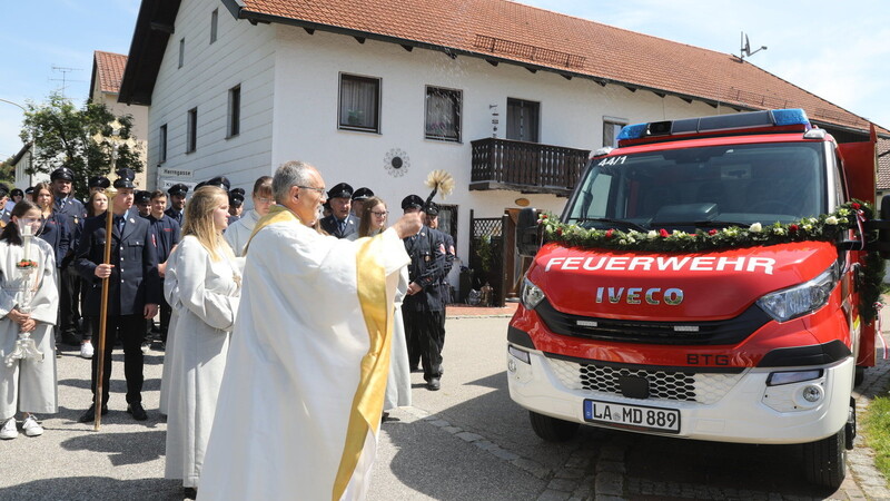 Pater Dan Anzorge segnete nach den Fürbitt- und Segensgebeten das neue Feuerwehreinsatzfahrzeuge.