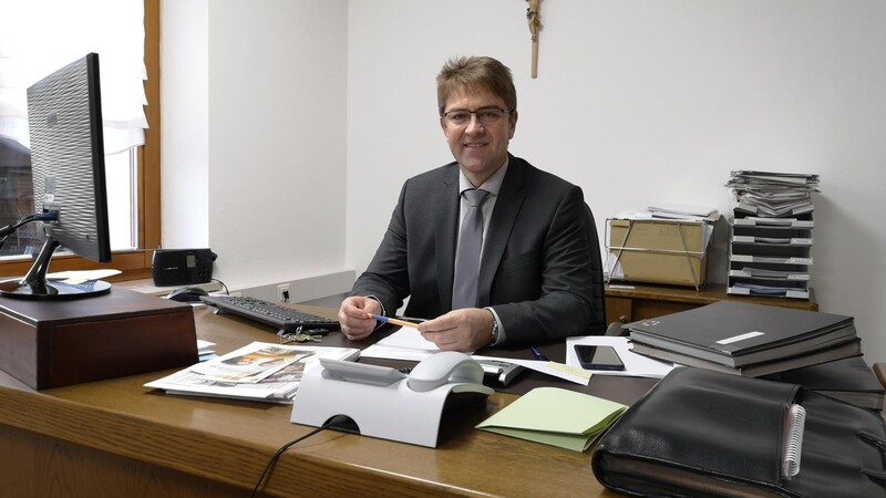 Der 51-jährige Michael Multerer sitzt seit zwölf Jahren im Chefsessel der Gemeinde Arnschwang. Bei der Wahl im März tritt er wieder an.