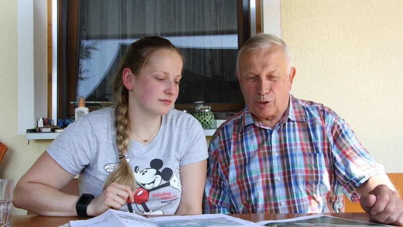 Monika Bornschlegl und ihr Vater Wilhelm sehen sich die Pläne des Wasserwirtschaftsamts Deggendorf an.