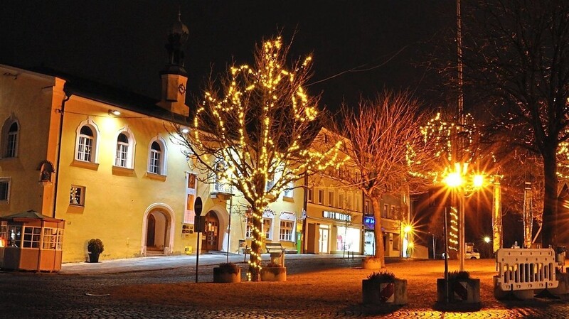 Hier auf dem Stadtplatz und im Pfarrhof findet heuer von 25. bis 27. November der Viechtacher Adventsweg statt. Im Hinblick auf die Energiekrise wird der Stadtrat am Montag noch über die Weihnachtsbeleuchtung beraten - die LED-Netze an den Bäumen werden vermutlich bleiben.