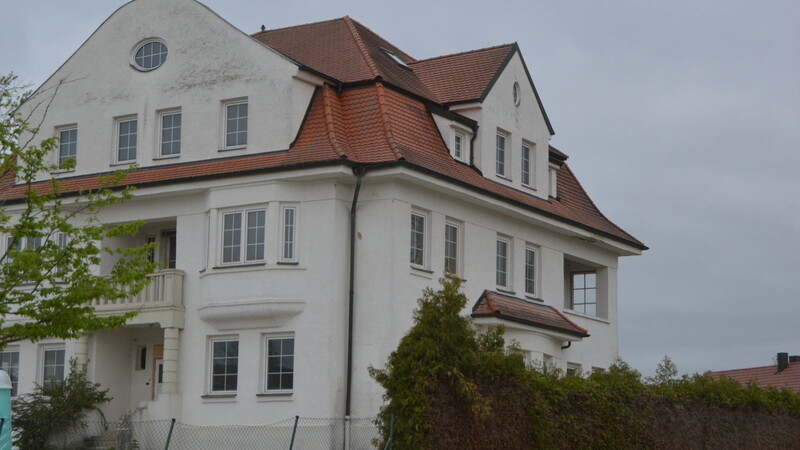 Der Bebauungsplan "Um die Dräxlmaier-Villa" wurde im Genehmigungsverfahren weitergereicht. - Der Bauausschuss vergab die Ingenieurleistungen für die Außenanlagen des künftigen Kindergartens in der Rampoldsdorfer Straße.