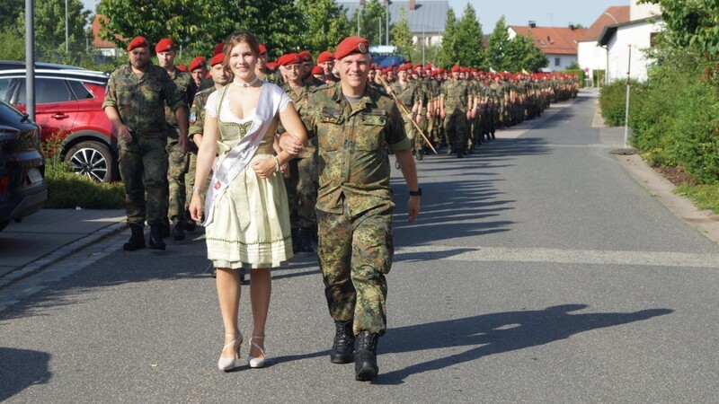 Volksfestkönigin Melanie Hofweber und Kommandeur Oberstleutnant Dr. Tobias Gößlbauer führen die 670 Soldaten aus der Arnulf-Kaserne zum Festplatz am Esper.