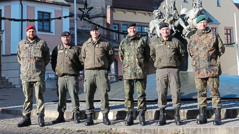 Patenschaften sind und bleiben unverzichtbar. Brigadier Siegward Schier (Zweiter von rechts) und Oberst Björn Schulz (rechts).