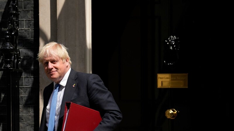 Ex-Premierminister Boris Johnson steigt aus dem Rennen um die Nachfolge seiner Nachfolgerin Liz Truss aus.