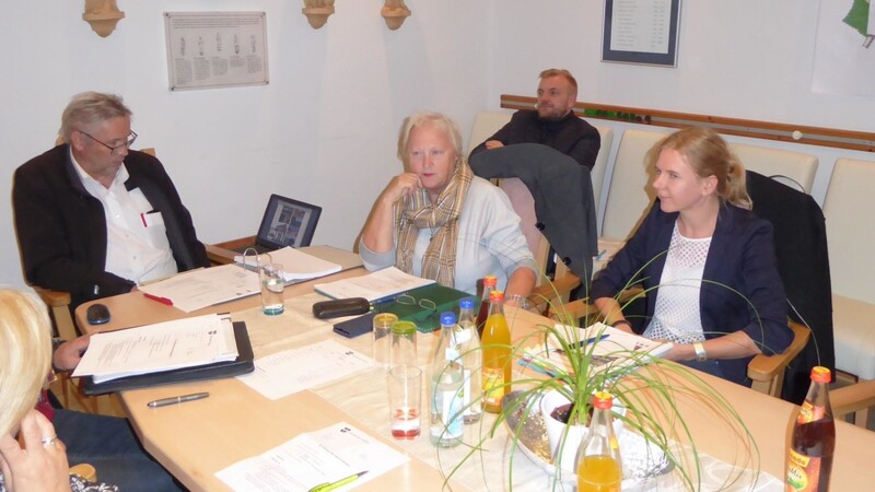 Die neue ILE-Managerin Tanja Weinberger (rechts) stellte sich dem Pösinger Gemeinderat vor.