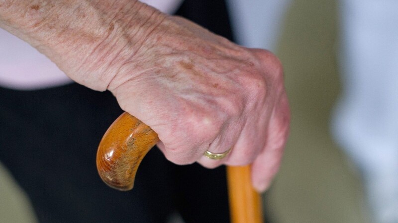 Eine 78-jährige Frau wurde am Samstag in einem Altersheim in Rohr in Niederbayern von einem 65-jährigen Heimbewohner schwer verletzt. (Symbolbild)