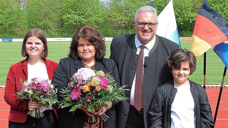 CSU-Bundestagskandidat Erich Irlstorfer mit Familie: Tochter Emma (v. l.), Ehefrau Claudia und Sohn Max.