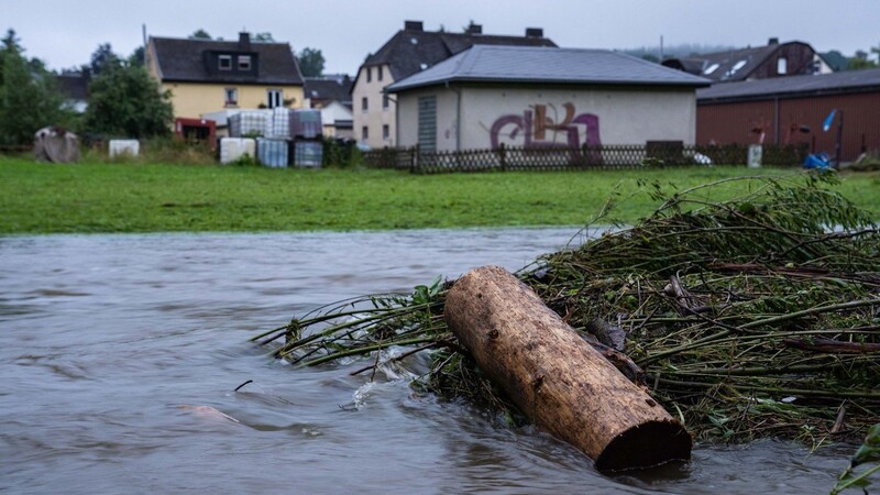 Die Selbitz ist in der gleichnamigen Ortschaft durch die starken Niederschläge zu einem reißenden Fluss geworden. Im Landkreis Hof wurde am Dienstagabend aufgrund weitreichender Überschwemmungen der Katastrophenfall ausgerufen.