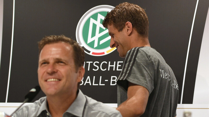Oliver Bierhoff (rechts) und Ex-Nationalspieler Thomas Müller (links).