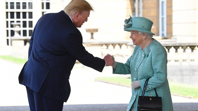 Royaler Glanz: Queen Elizabeth II. begrüßt den US-Präsidenten.