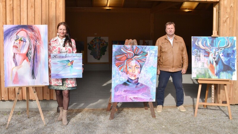 Künstlerin Bianka Wenninger-Gruszka freut sich zusammen mit Stadtrat Walter Dendorfer, dass mit der Ausstellung das Untertraubenbacher Schwalbenhaus erstmals genutzt wird.