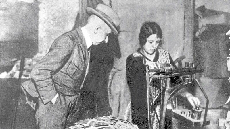Das Archivbild von 1923 zeigt das Abwiegen der Geldscheine, die während der Inflation nur noch Makulatur waren. Das Krisenjahr 1923 war die Zeit der Nullen: Waschkörbeweise trug eine verarmte Bevölkerung nahezu wertlose Geldscheine zum Einkaufen.