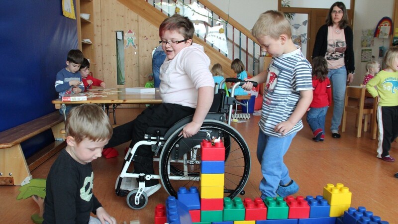 Die 21-jährige Kathrin Probst hat in der Kindertagesstätte in Rattiszell (Kreis Straubing-Bogen) ihren Traumjob gefunden. Der Rollstuhl ist dabei weder für sie noch für die Kinder ein Handicap.