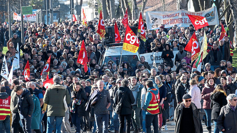 In zahlreichen französischen Städten gingen Menschen gegen die Rentenreformpläne auf die Straße, etwa in Toulouse, Rennes und Grenoble und auch in Bayonne (im Bild).