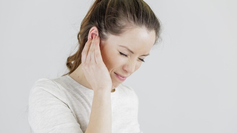 Nicht nur ein Hörsturz, auch Kieferbeschwerden können gerade bei jungen Frauen einen Tinnitus auslösen. Es gibt viele verschiedene Unterformen der Erkrankung. Das Regensburger Forscherteam möchte die jeweils beste Behandlung für die unterschiedlichen Typen herausfinden.