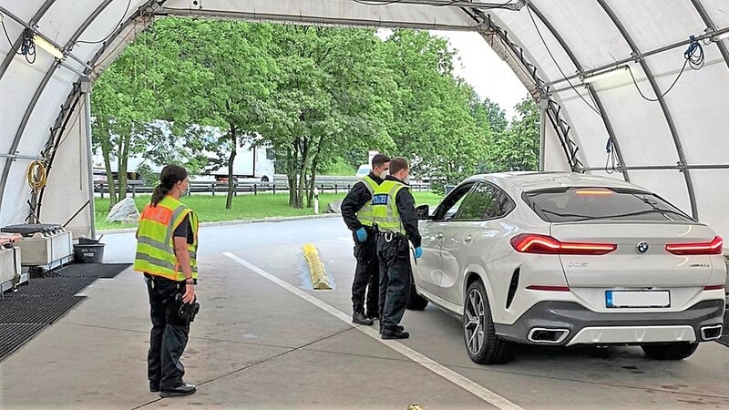 Deggendorfer Bundespolizisten bei der Überprüfung eines rumänischen Autos in der Kontrollstelle Rottal-Ost. Zugführerin Sabine Huf (l.) hat die Kontrollsituation voll im Blick.