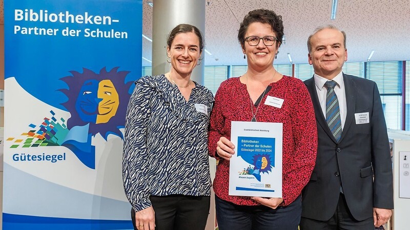 Maria Pinsker (Mitte) und Julia Wichorski nahmen die Auszeichnung von Ministerialdirigent Rolf-Dieter Jung entgegen.