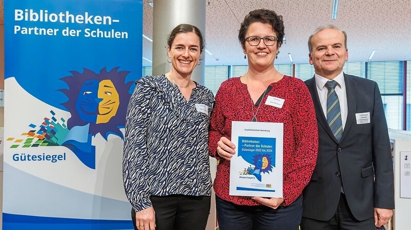 Maria Pinsker (Mitte) und Julia Wichorski nahmen die Auszeichnung von Ministerialdirigent Rolf-Dieter Jung entgegen.