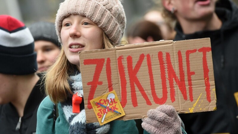 Eine Schülerin hält während einer Demonstration in der Kasseler Innenstadt ein Plakat mit dem Wort "Zukunft" hoch. Am Freitag, 18. Januar, rufen Schüler in Ostbayern zu Streiks auf.