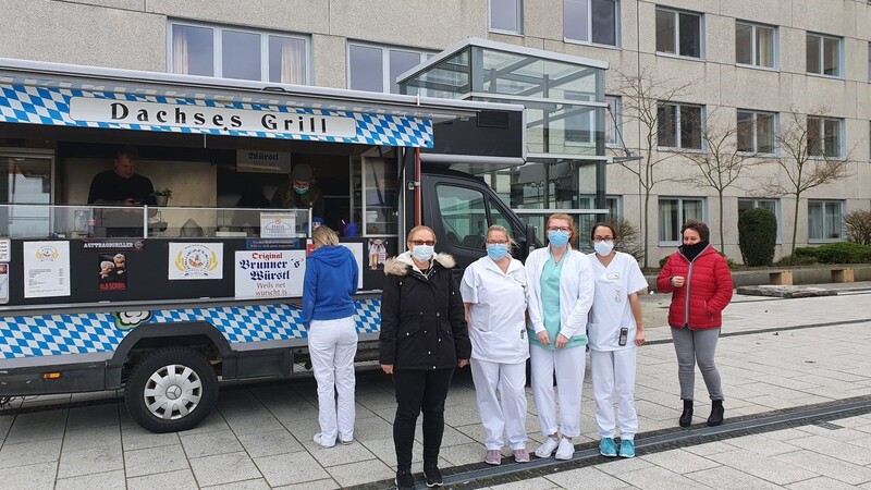 Mit einem Food Truck wurden Mitarbeiter der Klinik in Mallersdorf versorgt.