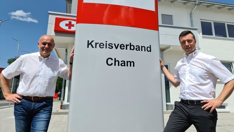 BRK-Kreisgeschäftsführer Manfred Aschenbrenner und sein neuer Stellvertreter und Leiter Rettungsdienst, Dominik Lommer (rechts).