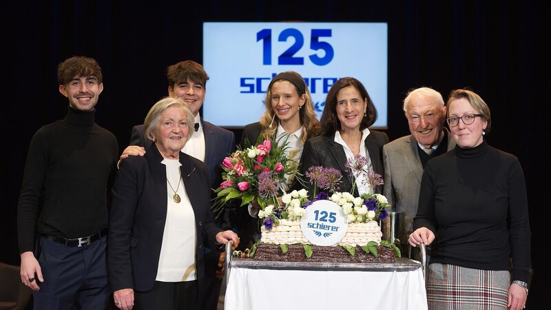 Ein führendes Baustoffzentrum: Die Familie Schierer feiert 125 Erfolgsjahre mit den Mitarbeitern in der Stadthalle.