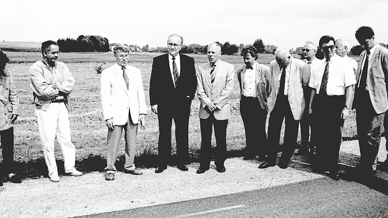 Im Beisein von Vertretern des Landkreises Deggendorf, des Straßenbauamtes Deggendorf und der Stadt Osterhofen wurden am 4. Juli 1995 die beiden Straßenbauprojekte für den Verkehr freigegeben.