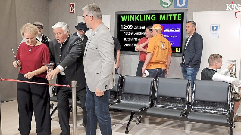 Zur feierlichen Eröffnung der neuen U-Bahnstation "Winkling Mitte" kam selbstverständlich auch Bürgermeister Ludwig Waas (Mitte) mit seiner Schere. Mit dabei sind die Moderatoren Ilona Rybak (l.) und Christian Heigl (r.).