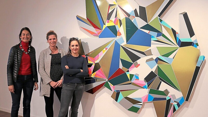 "Beau" heißt das Wandbild aus Spanplatten und bunter Folie, vor dem Anjalie Chaubal, Simone Seifert und Carolina Camilla Kreusch stehen.