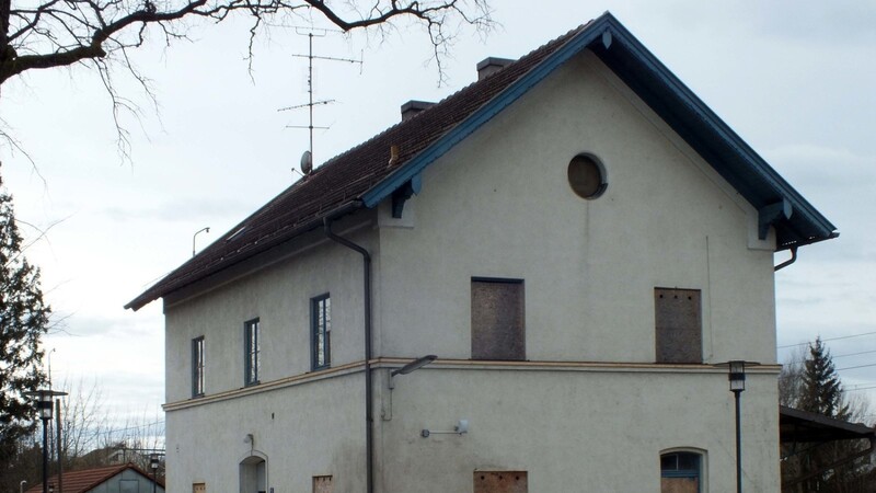 Wie soll es mit dem historischen Bahnhof in Langenbach weitergehen? Die Gemeinde ist in die Bürgerbeteiligung eingestiegen. Bis 15. Januar sollen Ideen und Vorschläge gesammelt werden.
