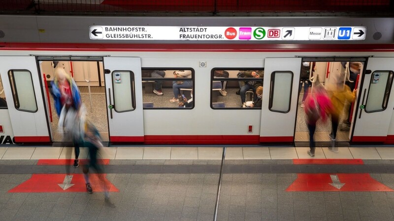 Eine U-Bahn steht an der Haltestelle "Hauptbahnhof" in Nürnberg am Gleis.