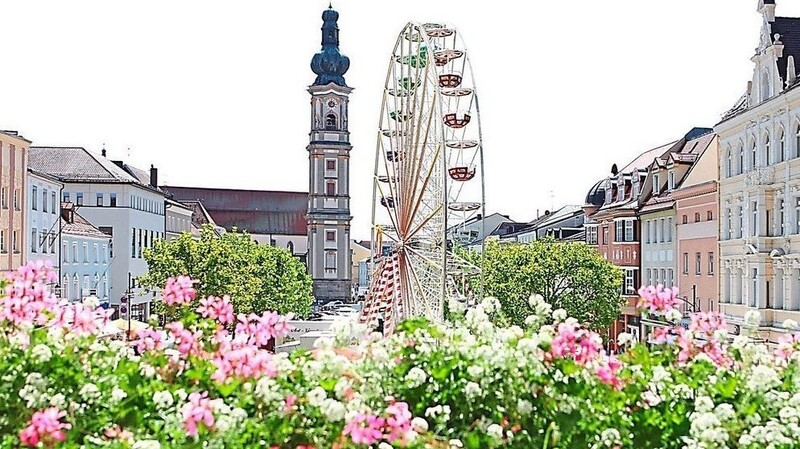 Besondere Attraktion für die Deggendorfer Innenstadt: Ein 35 Meter hohes Riesenrad wurde bis Ende Juli aufgestellt.