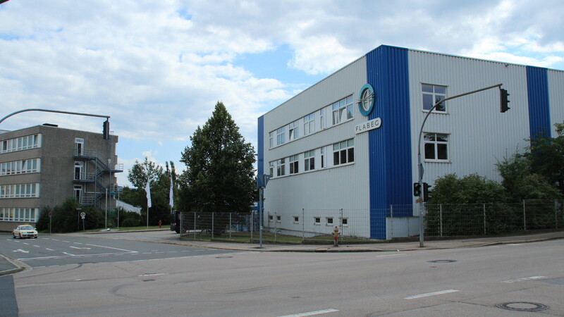 Das Flabeg-Werk an der Glaserstraße. Die beiden dort beheimateten Unternehmen sind zusammen der größte Arbeitgeber der Stadt.